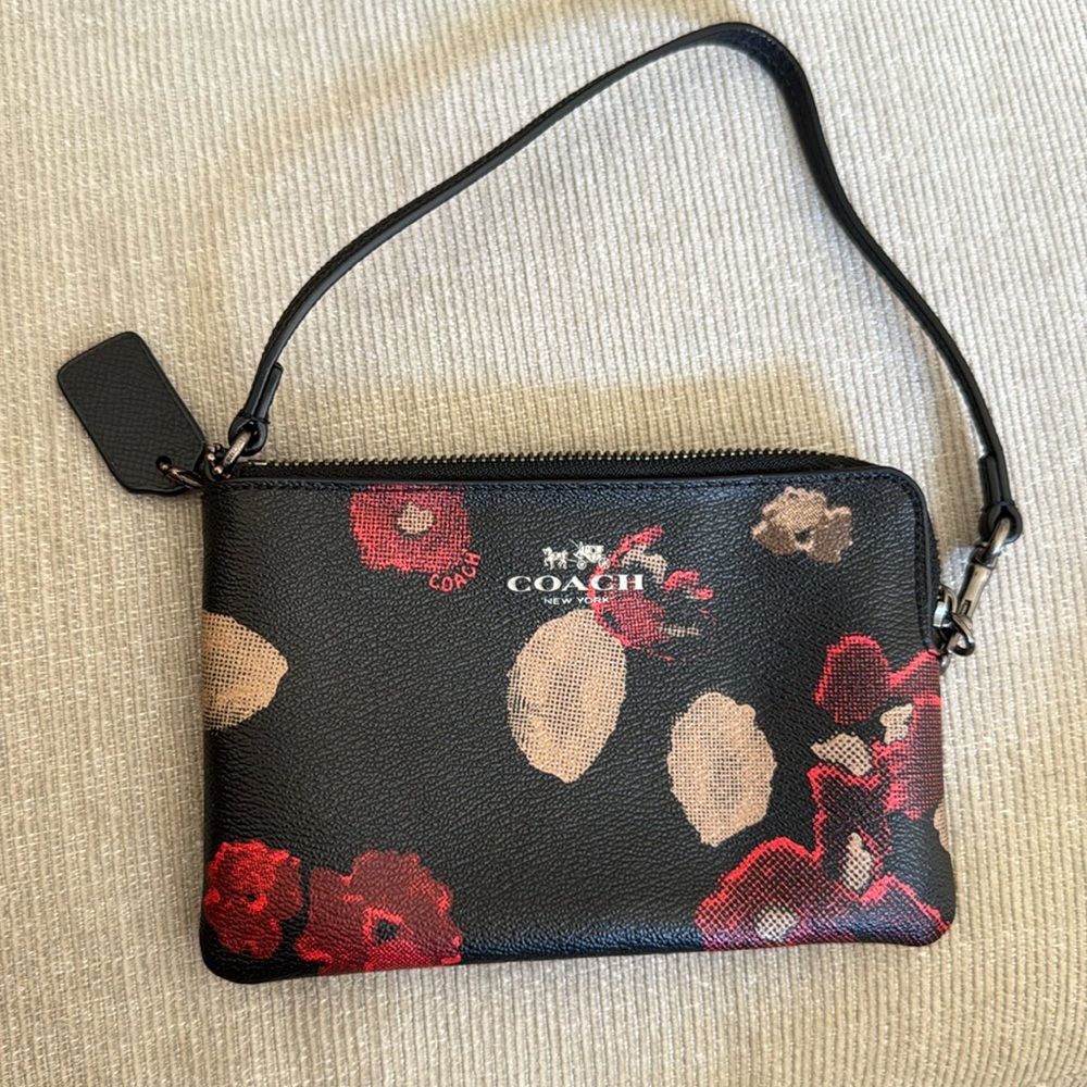 COACH WRISTLET-CORNER ZIP IN BLACK FLORAL COATED CANVAS